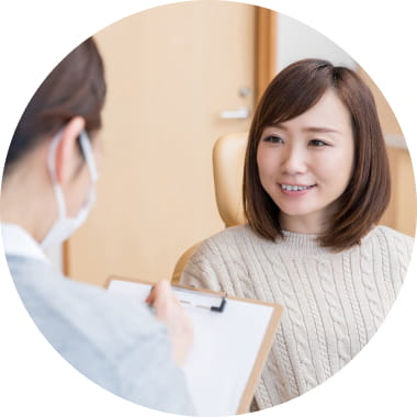 女性が歯科医院で相談を受けている写真
