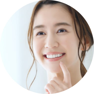 笑顔の女性の写真