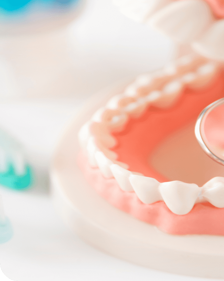 医師が女の子の喉を診察している様子