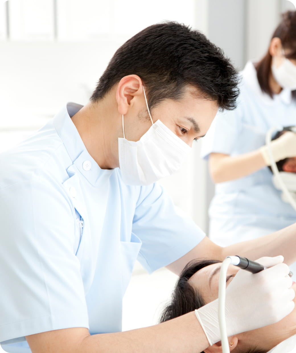 院長が診察する様子