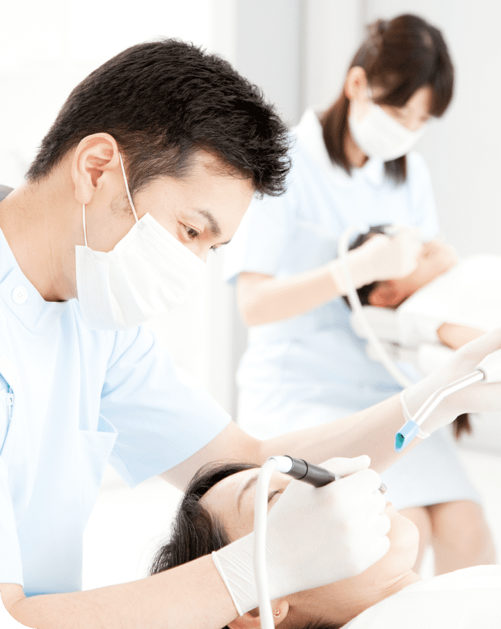 医師が女の子の喉を診察している様子