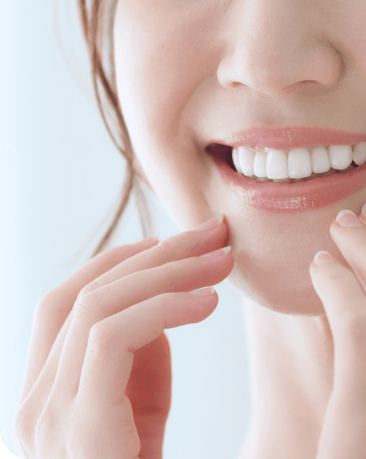 白い歯を見せて笑う女性