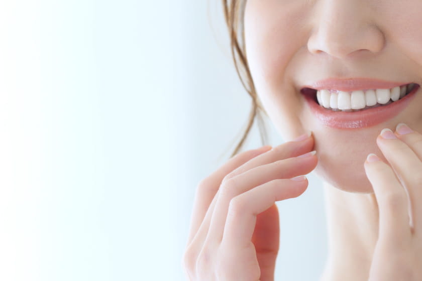 白い歯を見せて微笑む女性